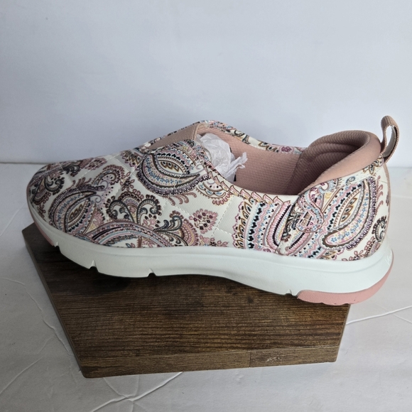 NWT, VERA BRADLEY Paisley Slip-On Sneakers - Pink and White.Size 9 - Picture 7 of 7
